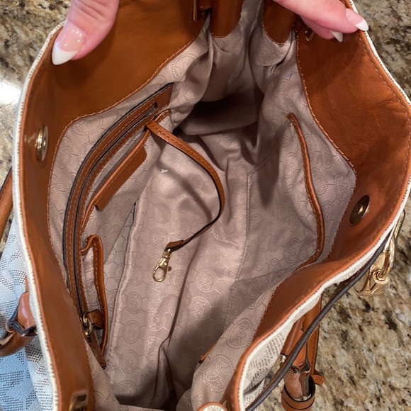 Michael Kors Large Signature Hamilton Tote - Picture 5 of 7